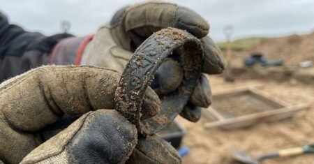 Anel picto de mil anos muda leitura sobre Burghead, achado raro em contexto doméstico aponta sede de poder e reacende debate arqueológico