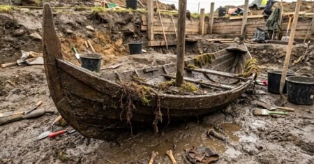 Barquinho viking de madeira de mil anos reaparece em poço na Noruega, expõe a infância medieval em Ørland e reforça a importância das escavações da NTNU