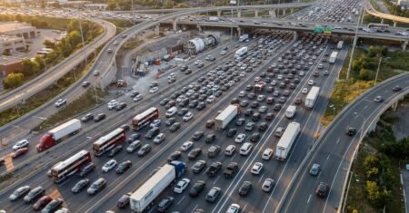 Rodovia de 18 faixas no Canadá vira símbolo de congestionamentos diários, e governo aposta em túnel gigante sem pedágio para tentar destravar Toronto