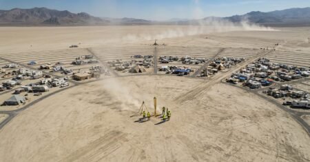 Black Rock City nasce do zero no deserto de Nevada, como 21 pesquisadores erguem em sete dias a cidade efêmera do Burning Man com plano rigoroso e ruas em arco