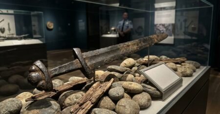 Raríssima espada viking do século 10 surge no rio Supraśl, achada por funcionário do Museu do Exército de Białystok na Polônia e exibida após conservação