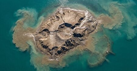 Ilha fantasma no Mar Cáspio perde terreno rapidamente, Nasa registra avanço da erosão e expõe a fragilidade das ilhas formadas por vulcão de lama entre Ásia e Europa