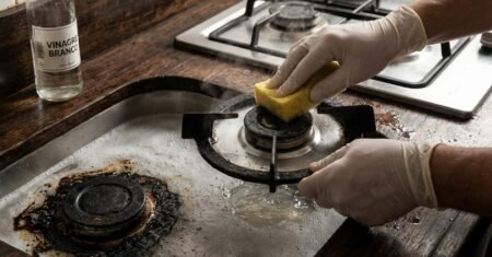Nem detergente, nem bicarbonato, a mistura caseira que derrete a gordura das bocas do fogão sem esfregar e devolve o brilho em minutos