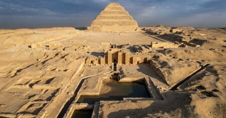 Pirâmides do Egito no chão, descoberta de sistema hidráulico sob Saqqara indica elevação de blocos por pressão da água e derruba a ideia de rampas como única explicação