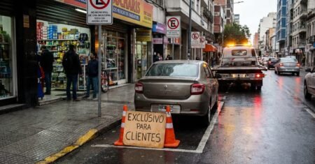 Vaga de cliente não é privada, entenda por que estacionar no recuo de lojas é permitido e quando a sinalização oficial muda a regra