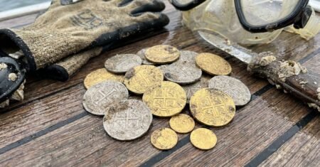 Tesouro avaliado em US$ 1 milhão é recuperado na Costa do Tesouro da Flórida, operação recorde encontra mais de mil moedas da frota de 1715